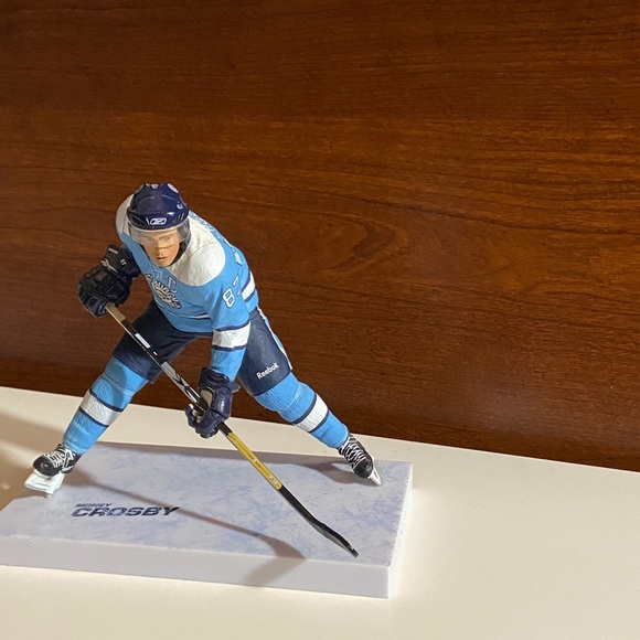 Limited Edition Sidney Crosby Figurine - Picture 1 of 2